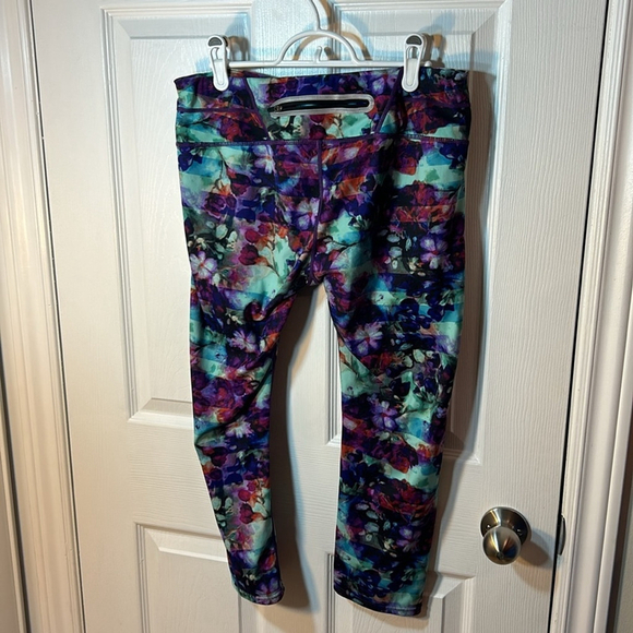 Size large Athleta Floral fade sonar capri activewear leggings style 438849 - Picture 6 of 8